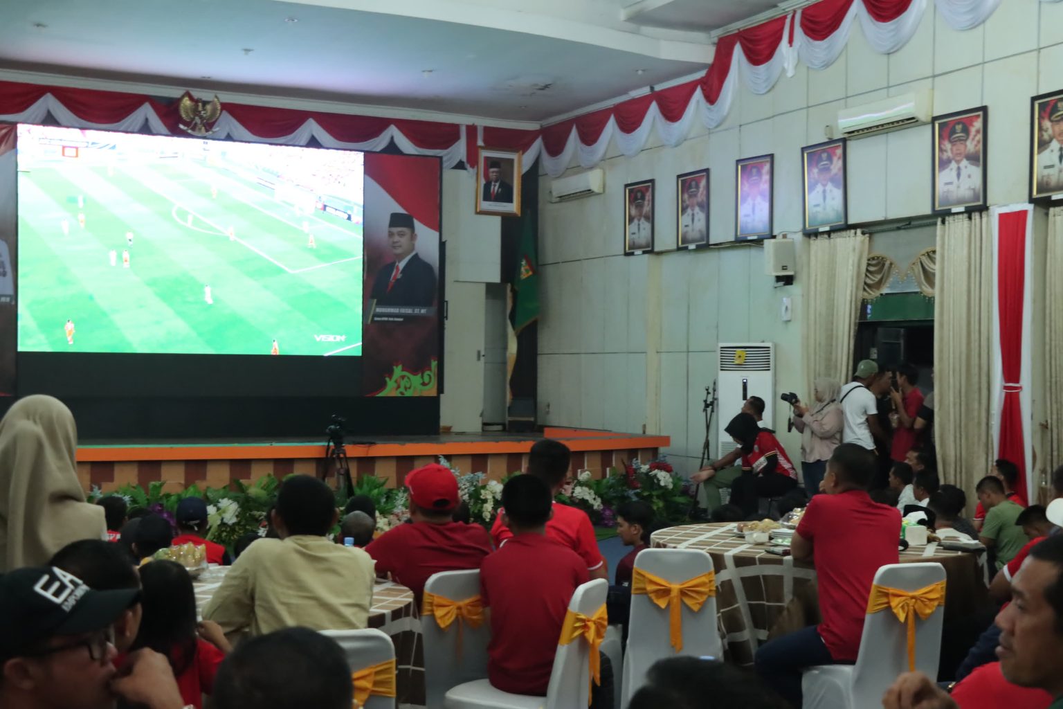 Dukung Timnas Indonesia Di Piala U-23, Kapolres Kampar Bersama Pj. Bupati Kampar Nobar Bersama Masyarakat